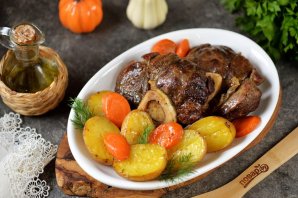 Запеченная телячья ножка с картофелем Запеченная телячья ножка с картофелем