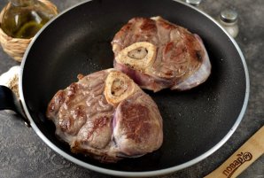 Запеченная телячья ножка с картофелем Запеченная телячья ножка с картофелем