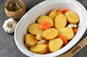 Запеченная телячья ножка с картофелем Запеченная телячья ножка с картофелем