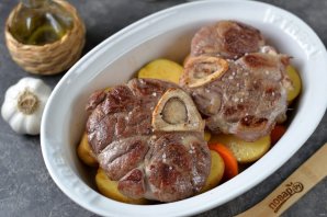 Запеченная телячья ножка с картофелем Запеченная телячья ножка с картофелем