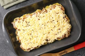 Запеканка из куриного филе с картошкой, грибами и сыром