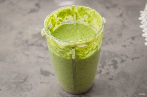 Зеленый смузи с мятой и авокадо Зеленый смузи с мятой и авокадо