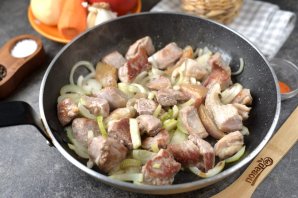 Жаркое из свиной грудинки с помидорами Жаркое из свиной грудинки с помидорами