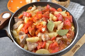 Жаркое из свиной грудинки с помидорами Жаркое из свиной грудинки с помидорами