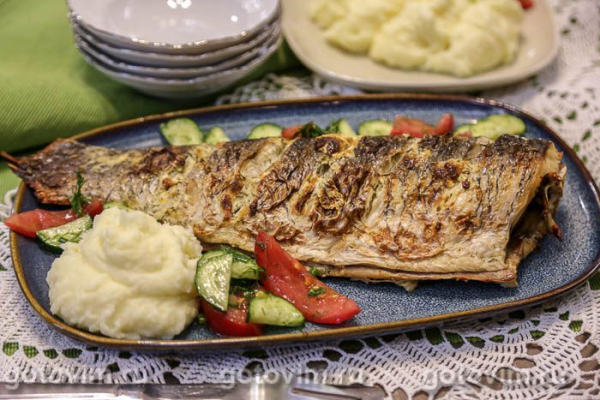 Белый амур, запеченный с творожным сыром в фольге Белый амур, запеченный с творожным сыром в фольге