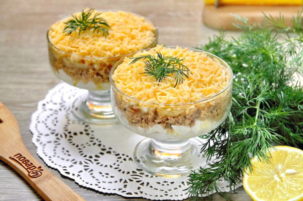 
            10 простых салатов с рыбными консервами        