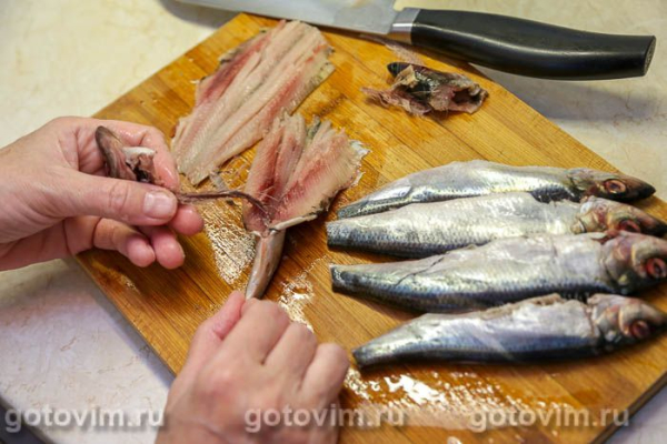 Беломорская сельдь, запеченная в панировке из хлебных крошек Беломорская сельдь, запеченная в панировке из хлебных крошек