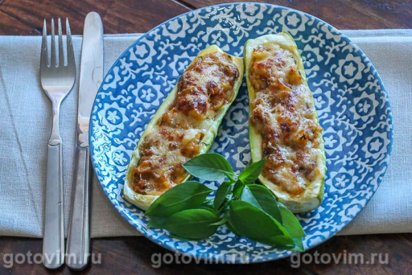 Кабачки, фаршированные хлебными крошками и сыром