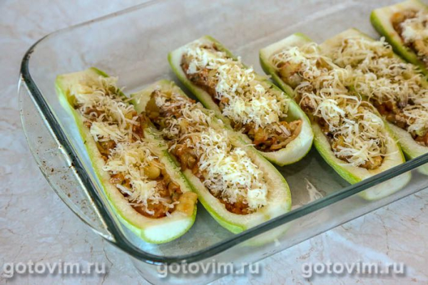 Кабачки, фаршированные хлебными крошками и сыром