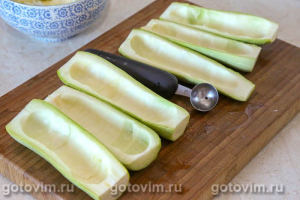 Кабачки, фаршированные хлебными крошками и сыром