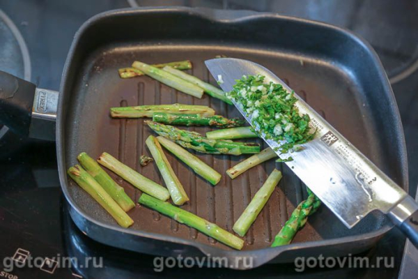 Овощной салат с жареной спаржей и яйцом Овощной салат с жареной спаржей и яйцом