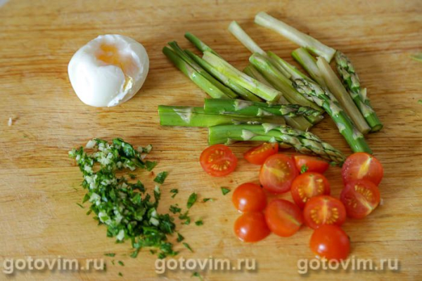 Овощной салат с жареной спаржей и яйцом Овощной салат с жареной спаржей и яйцом
