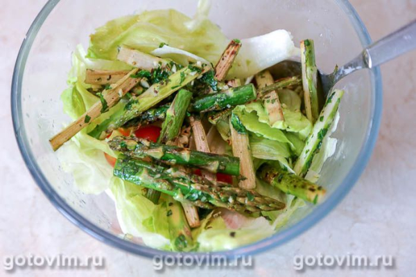 Овощной салат с жареной спаржей и яйцом Овощной салат с жареной спаржей и яйцом