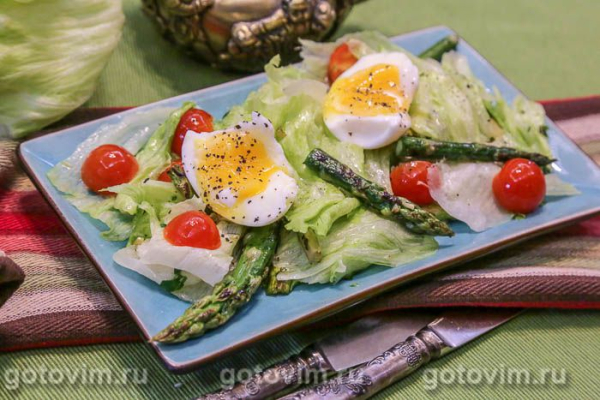 Овощной салат с жареной спаржей и яйцом Овощной салат с жареной спаржей и яйцом