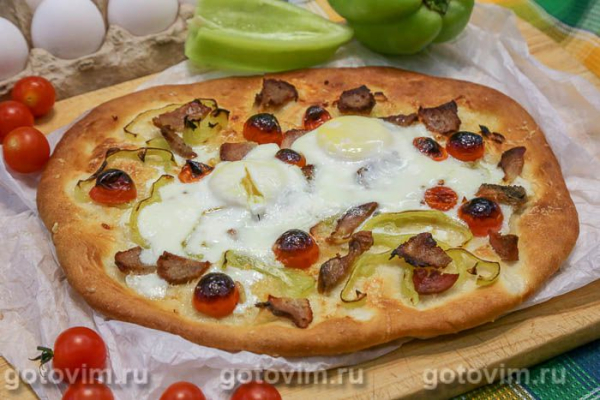 Пицца с окороком, сыром и сырым яйцом Пицца с окороком, сыром и сырым яйцом