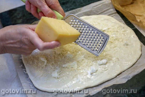 Пицца с окороком, сыром и сырым яйцом Пицца с окороком, сыром и сырым яйцом