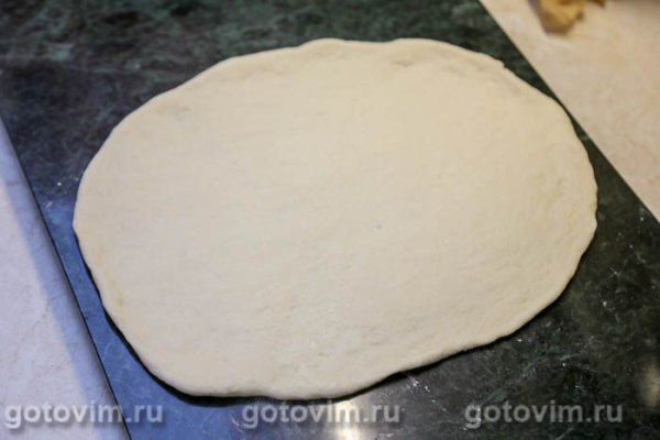 Пицца с окороком, сыром и сырым яйцом Пицца с окороком, сыром и сырым яйцом