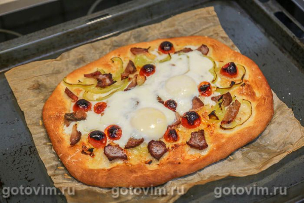 Пицца с окороком, сыром и сырым яйцом Пицца с окороком, сыром и сырым яйцом