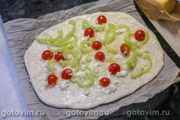 Пицца с окороком, сыром и сырым яйцом Пицца с окороком, сыром и сырым яйцом