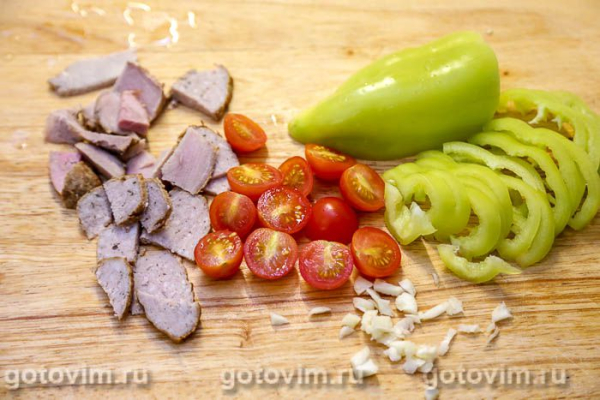 Пицца с окороком, сыром и сырым яйцом Пицца с окороком, сыром и сырым яйцом