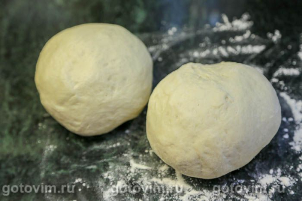 Пицца с окороком, сыром и сырым яйцом Пицца с окороком, сыром и сырым яйцом