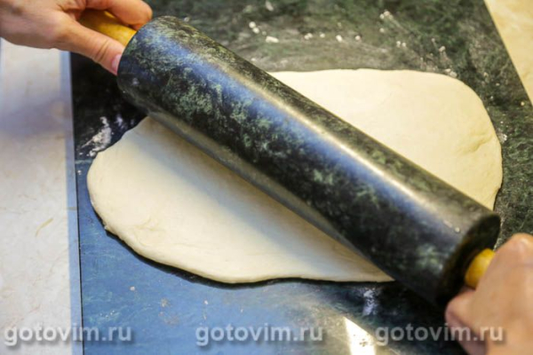 Пирог-плетенка с колбаской для жарки и спаржей с чесноком Пирог-плетенка с колбаской для жарки и спаржей с чесноком