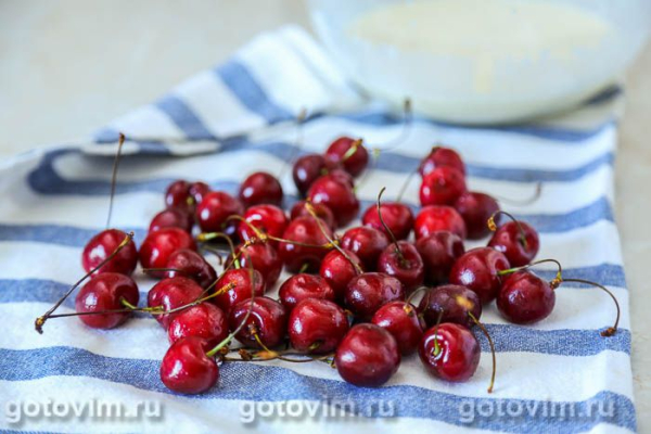 Пирог с черешней и сыром с голубой плесенью