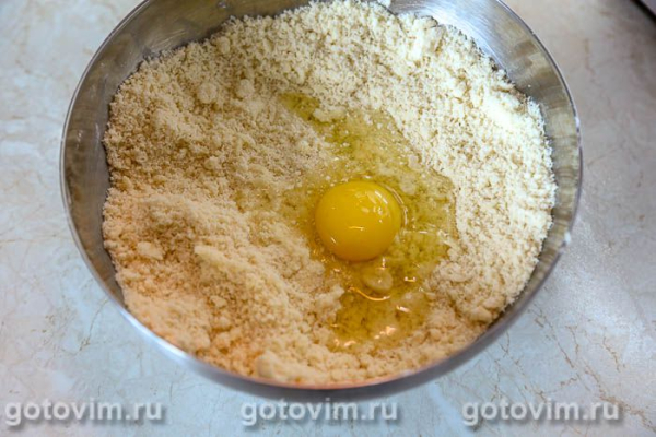 Пирог с черешней и сыром с голубой плесенью