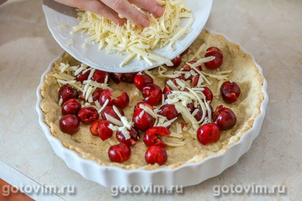 Пирог с черешней и сыром с голубой плесенью