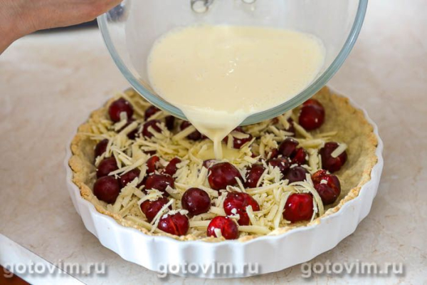 Пирог с черешней и сыром с голубой плесенью