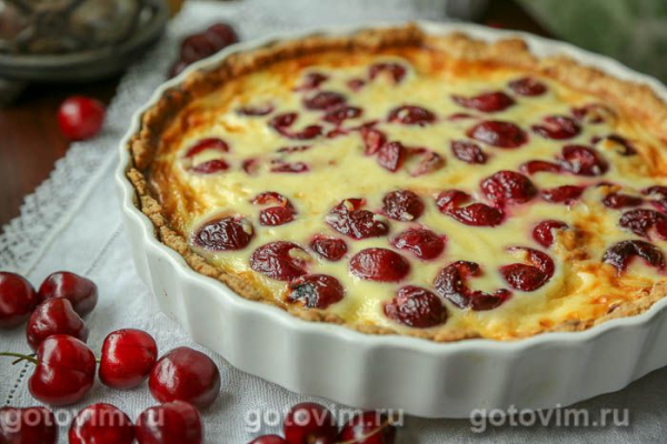 Пирог с черешней и сыром с голубой плесенью