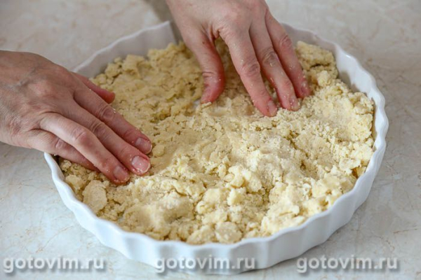 Пирог с черешней и сыром с голубой плесенью