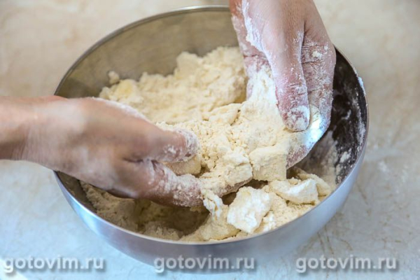 Пирог с черешней и сыром с голубой плесенью