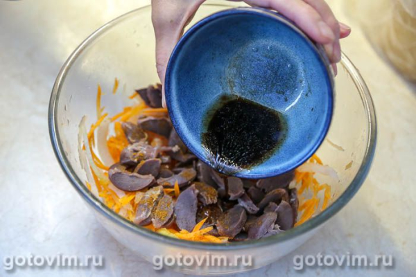 Салат из утиных желудочков с пряной морковью и соевым сусом