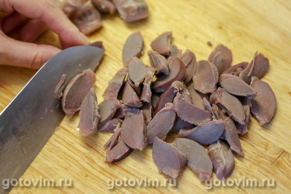 Салат из утиных желудочков с пряной морковью и соевым сусом