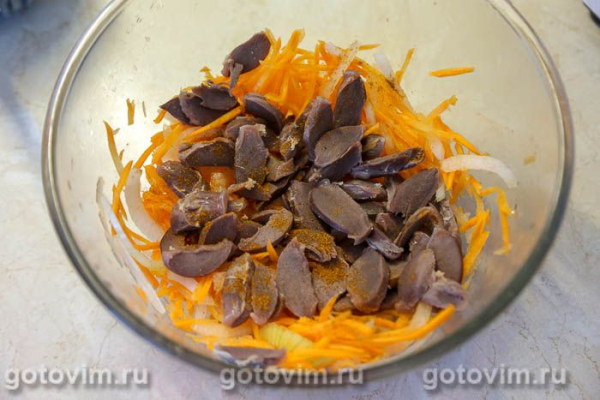 Салат из утиных желудочков с пряной морковью и соевым сусом