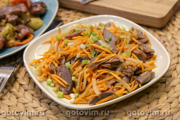 Салат из утиных желудочков с пряной морковью и соевым сусом