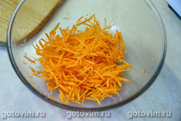 Салат из утиных желудочков с пряной морковью и соевым сусом