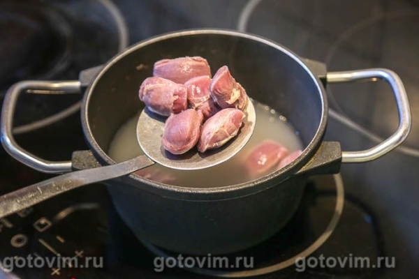 Салат из утиных желудочков с пряной морковью и соевым сусом