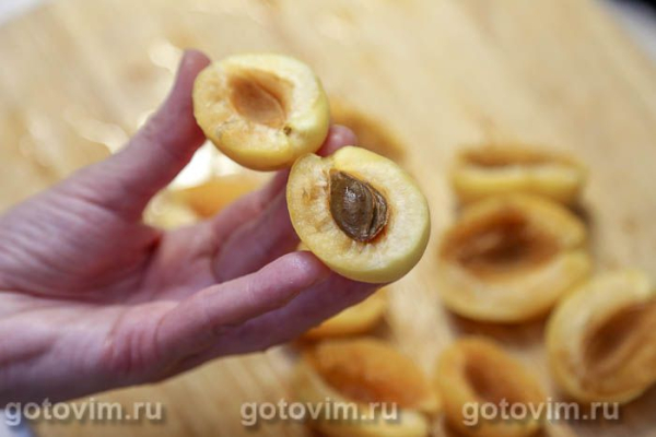 Салат из жареных абрикосов с авокадо, сыром и салатом айсберг