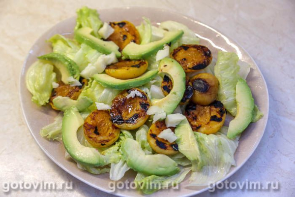 Салат из жареных абрикосов с авокадо, сыром и салатом айсберг