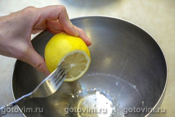 Салат из жареных абрикосов с авокадо, сыром и салатом айсберг