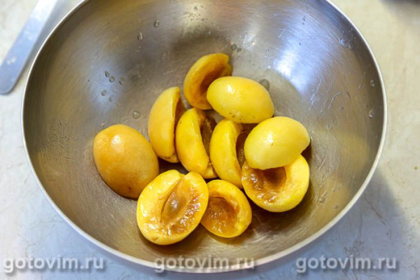 Салат из жареных абрикосов с авокадо, сыром и салатом айсберг