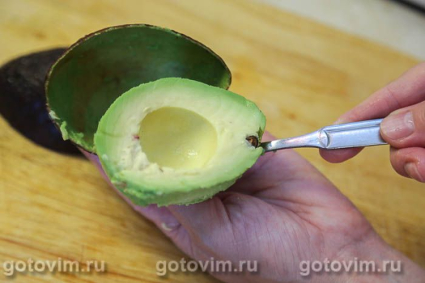 Салат из жареных абрикосов с авокадо, сыром и салатом айсберг