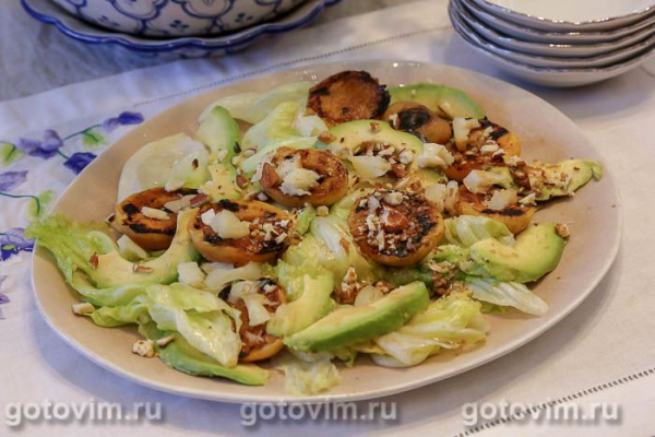 Салат из жареных абрикосов с авокадо, сыром и салатом айсберг