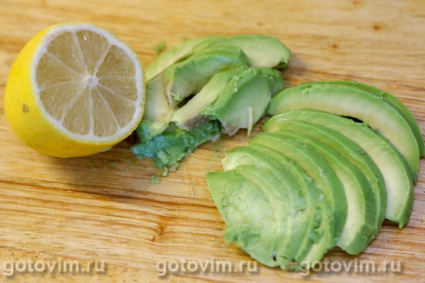 Салат из жареных абрикосов с авокадо, сыром и салатом айсберг