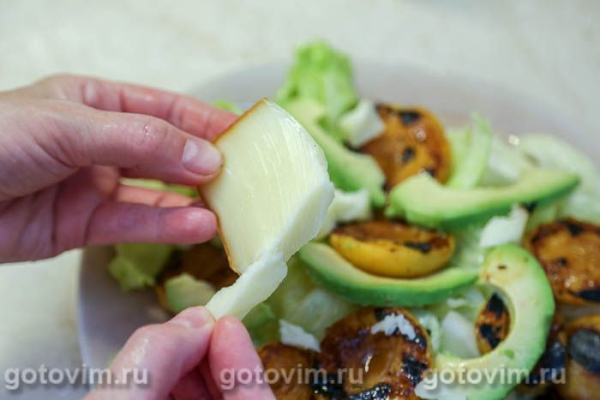 Салат из жареных абрикосов с авокадо, сыром и салатом айсберг