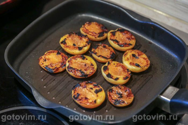 Салат из жареных абрикосов с авокадо, сыром и салатом айсберг