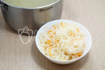 Щи из квашеной капусты с перловкой