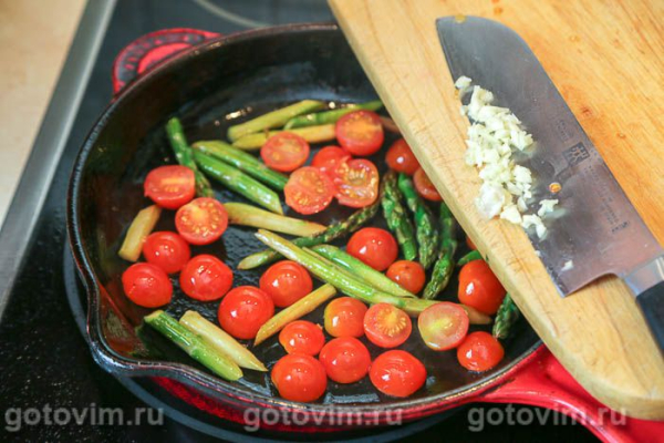 Тёплый салат со спаржей и помидорами черри и моцареллой